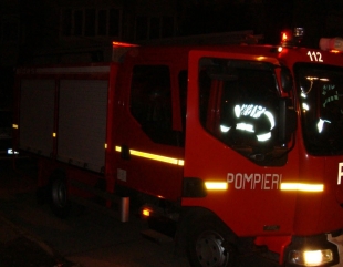 Explozie într-o locuință din județul Constanța. Un bărbat a ajuns la spital – pompierii au scos două butelii