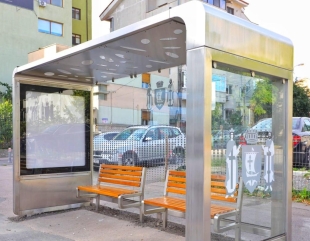 Continuă montarea de refugii noi în stațiile de autobuz
