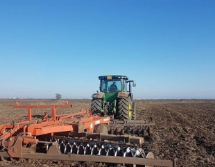 Decedat după ce a fost prins în presa tractorului