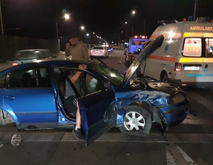 Accident cu trei mașini. Doi tineri, răniți