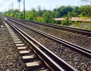 A murit carbonizat între liniile de tren