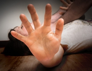 O adolescentă din Constanța a fost violată și șantajată de trei minori
