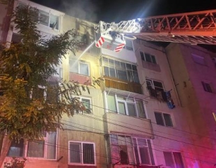 Evacuați din calea flăcărilor în toiul nopții