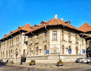 S-au bătut în curtea liceului pentru un băiat