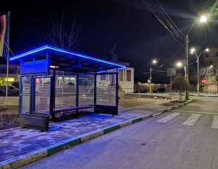 Copii filmați în timp ce distrug o stație de autobuz