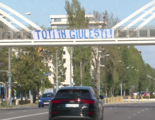 ”Toți în Giulești!”, bannerul care a împânzit orașul