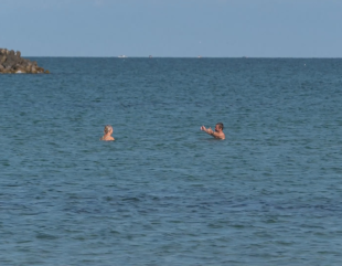 Baie în mare la final de octombrie