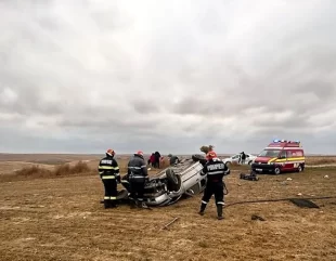 A murit după ce s-a răsturnat cu mașina în câmp