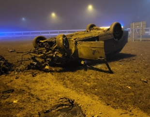 Mașină răsturnată pe A4. Un bărbat a rămas încarcerat