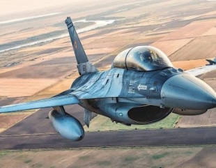 Exerciții la joasă înălțime cu avioane de luptă F16