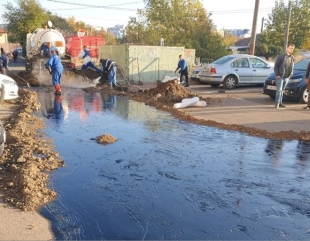 Constanța: Parcare inundată cu păcură