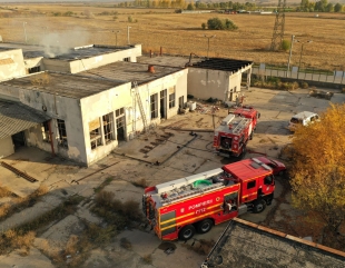 Incendiu la o fostă fabrică de mezeluri din Tulcea