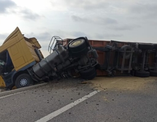 Un autocamion încărcat cu orz s-a răsturnat pe A4, aproape de intrare în Portul Constanța