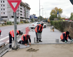 Continuă lucrările de reabilitare a tramei stradale în cartierele orașului 