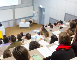 Studenții Universității Maritime din Constanța discută astăzi cu rectorul Universității Politehnica din București. Aceștia se opun unei posibile desființări a Universității Maritime