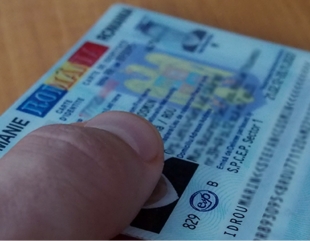 Percheziții la Constanța. Trei tineri au păcălit 1.000 de români să le ofere actele de identitate pentru a deschide conturi la jocuri de noroc