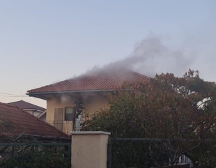 Casă cuprinsă de flăcări în Palazu Mare