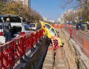 VIDEO: Mașină fără șofer, căzută în șanț, după un slalom pe Bd. Alexandru Lăpușneanu