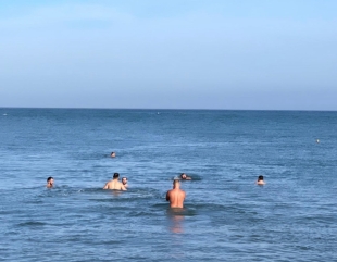 Baie în marea rece ca gheața