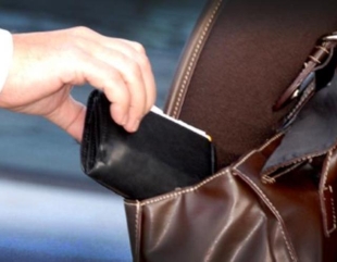 I-a furat portofelul, după ce s-au împrietenit