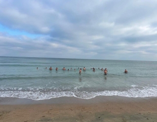 Baie în mare în decembrie