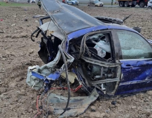 Trei morți și o mașină ruptă în două, în urma unui accident