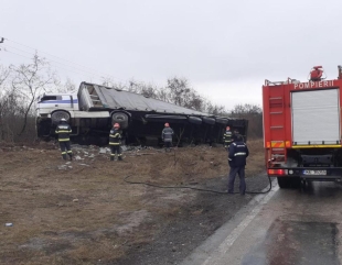 Un autocamion s-a răsturnat pe DN2A