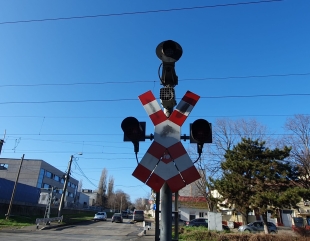 Mașină acroșată de tren