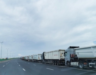 Cozi uriașe de tiruri, în Port. Unui șofer i s-a făcut rău