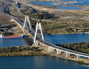 Un bărbat a plonjat cu mașina în mare