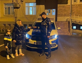Portofel cu bani și documente, predat polițiștilor
