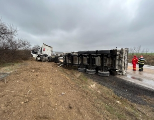 Camion cu cereale, răsturnat la Crucea