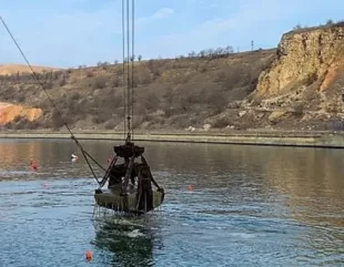Operațiuni de extragere a nisipului de pe barja scufundată