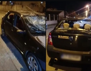 Mașină distrusă cu o rangă