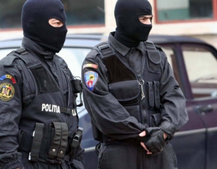 S-a luat la bătaie cu polițiștii de la Trupele Speciale