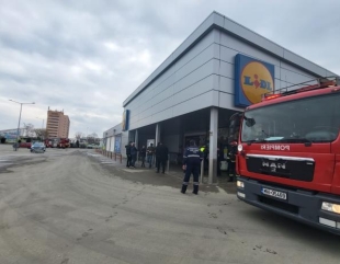 Panică în supermarket. Zeci de persoane evacuate