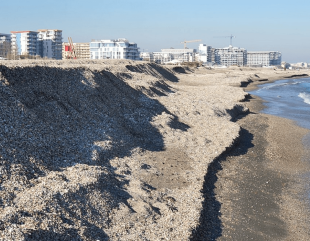 Dune înalte de doi metri pe plaja din Mamaia