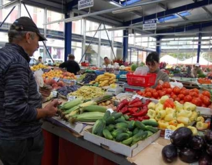 Constanța: Se licitează prețul fructelor din piețe