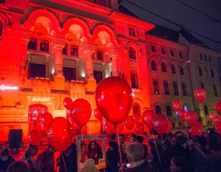 Clădiri iluminate în roșu, pentru Ziua de Luptă împotriva TBC