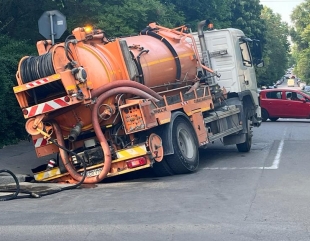 Asfalt surpat sub greutatea unui utilaj RAJA