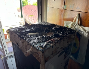 Tulcea: Incendiu într-un bloc de garsoniere de la o candelă aprinsă lăsată nesupravegheată