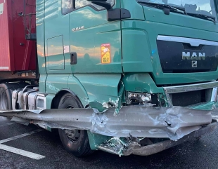 Un TIR a intrat în parapet pe A4