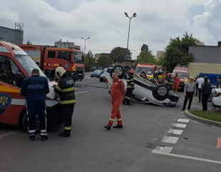Mașină răsturnată în parcarea unui supermarket
