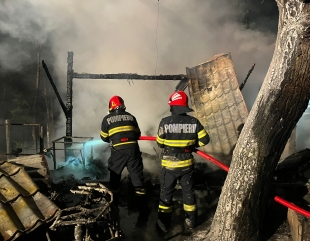 Incendiu la un grup de locuințe