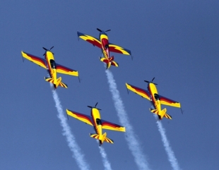Acrobații cu avioane de luptă