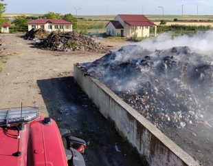 Cogealac: Incendiu de proporții la groapa de gunoi