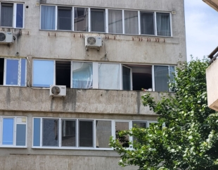 Persoane evacuate din calea flăcărilor