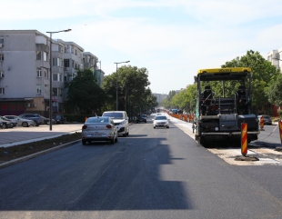 Continuă lucrările de asfaltare pe bulevardul Alexandru Lăpușneanu