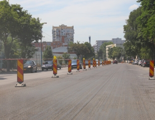 Începe asfaltarea pe bulevardul 1 Mai
