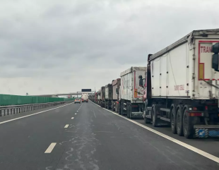 Coadă de tiruri pe 10 kilometri, pe A4
